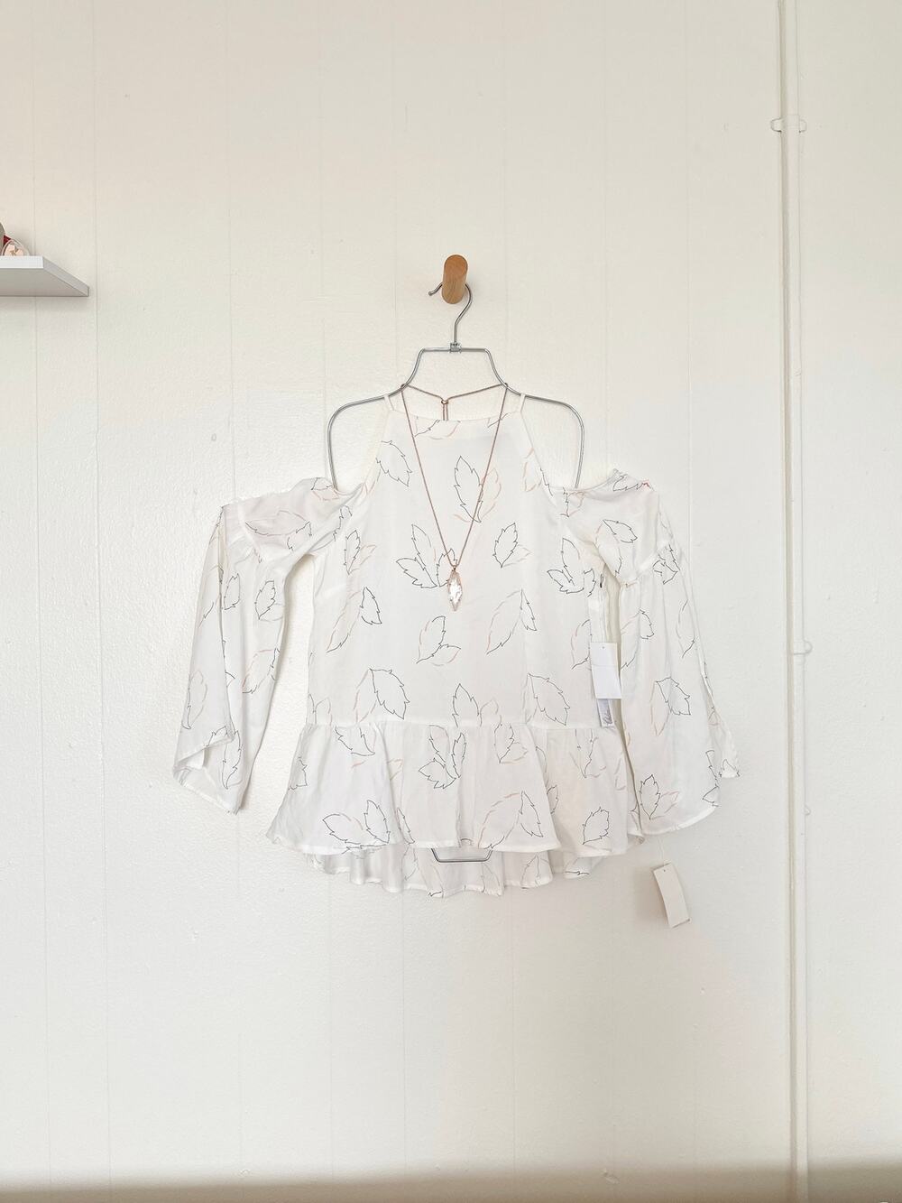 Chelsea28 White Abstract Leaf Print Cold Shoulder Peplum Blouse XS